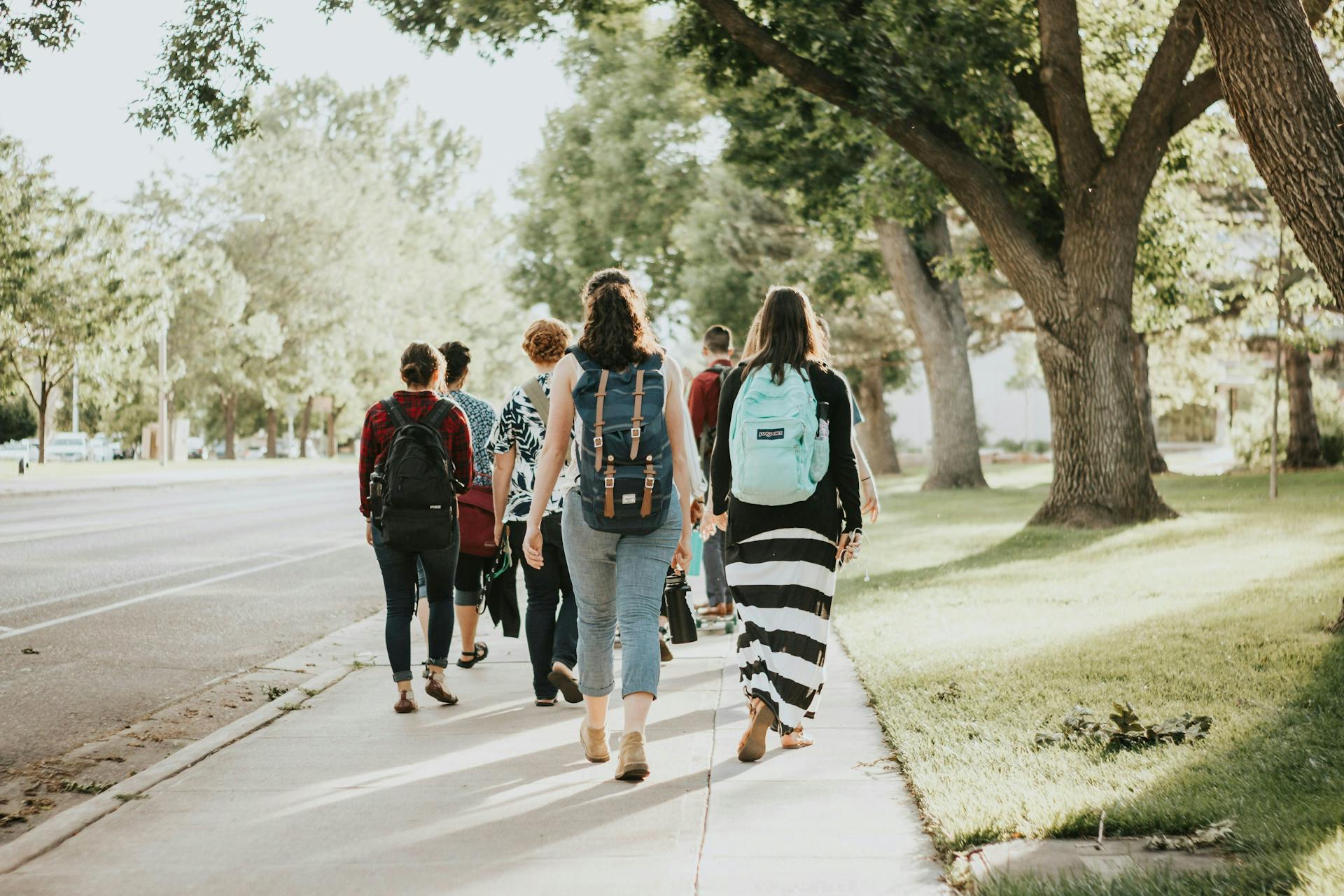 college students walking to class