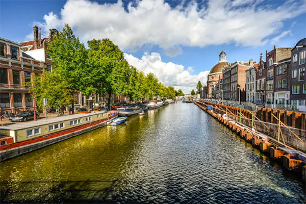Amsterdam grachten met historische panden en stadscentrum uitzicht