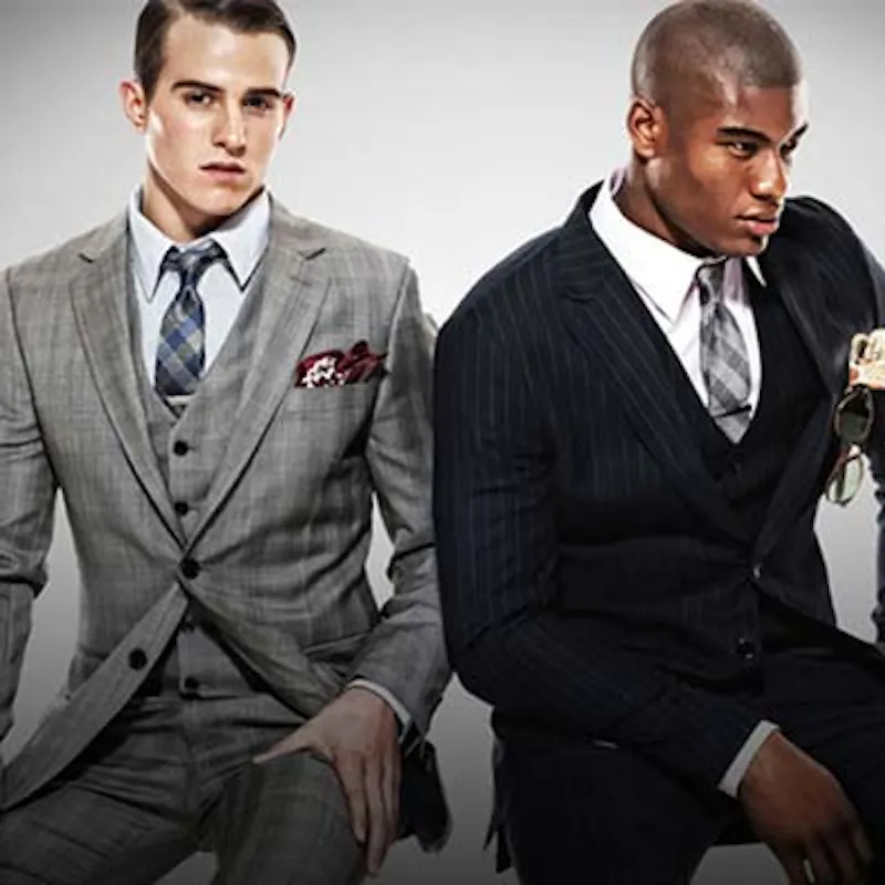 兩位穿著 Indochino 西裝的男士