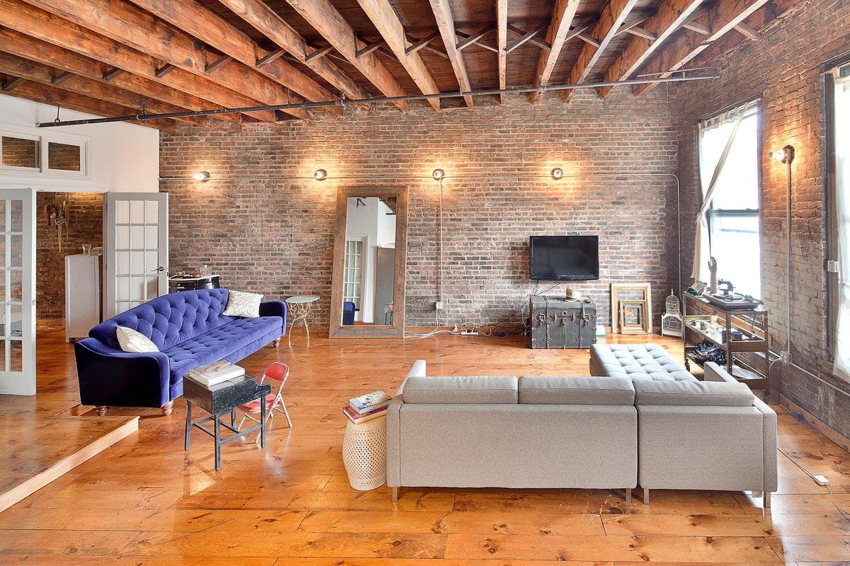 Storefront With Living Space For Rent in Los Angeles