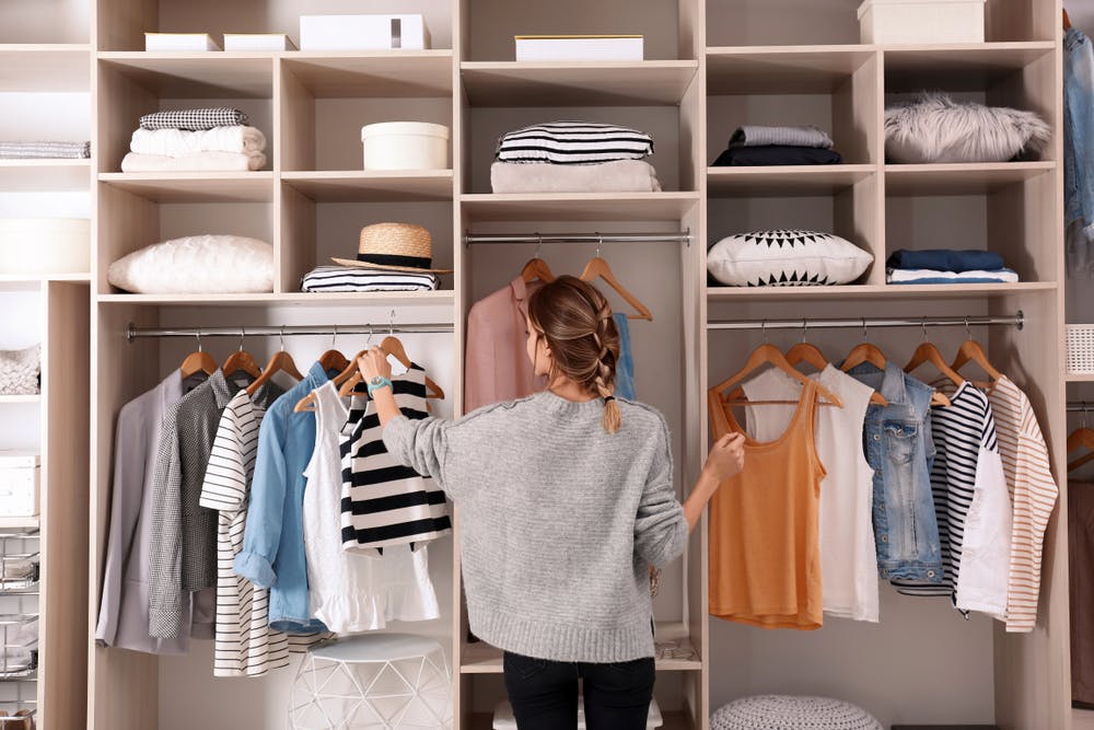 Cum să îți amenajezi dressingul pentru a avea acces rapid la orice piesă vestimentară