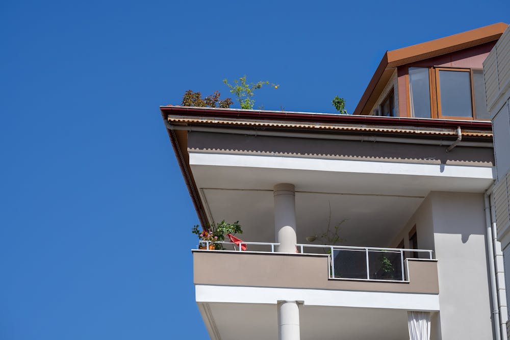 Care sunt avantajele și dezavantajele apartamentului la ultimul etaj