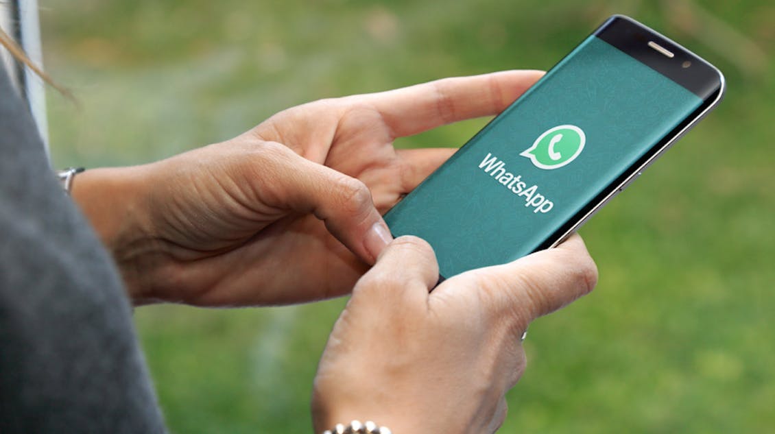 Person using the WhatsApp application on their cell phone