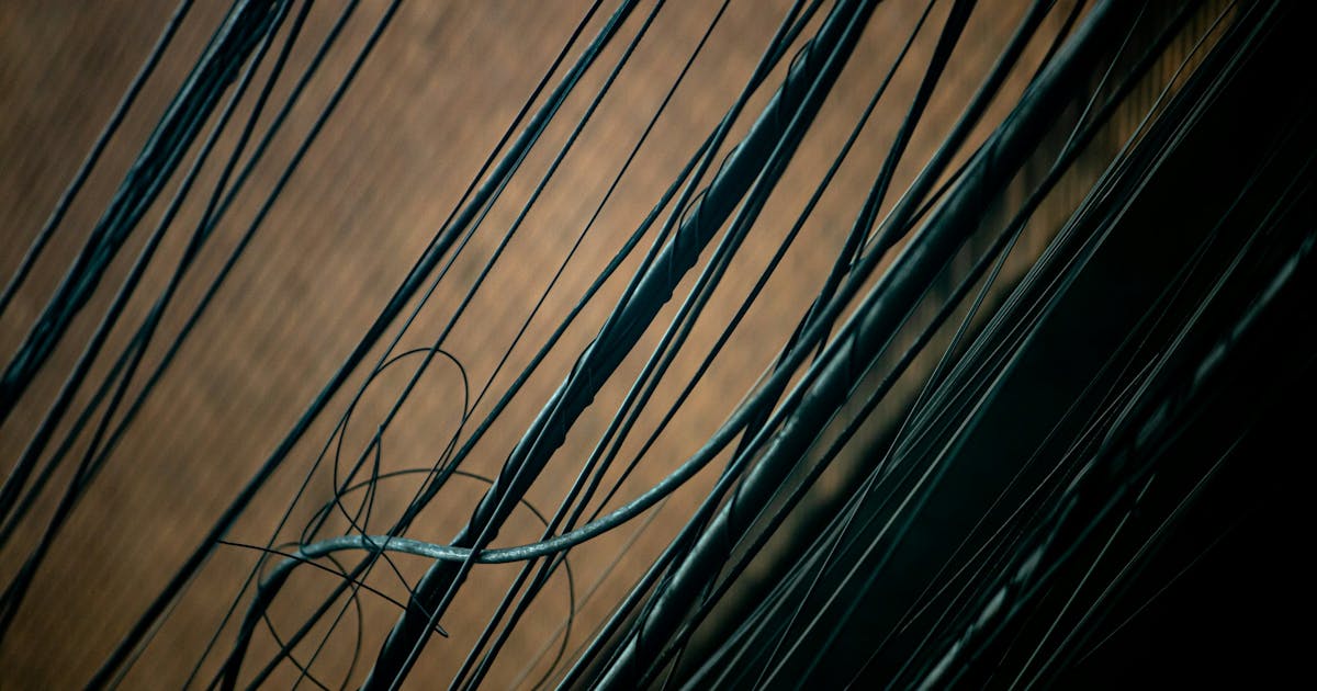 electrical signal lines with noisy tangle