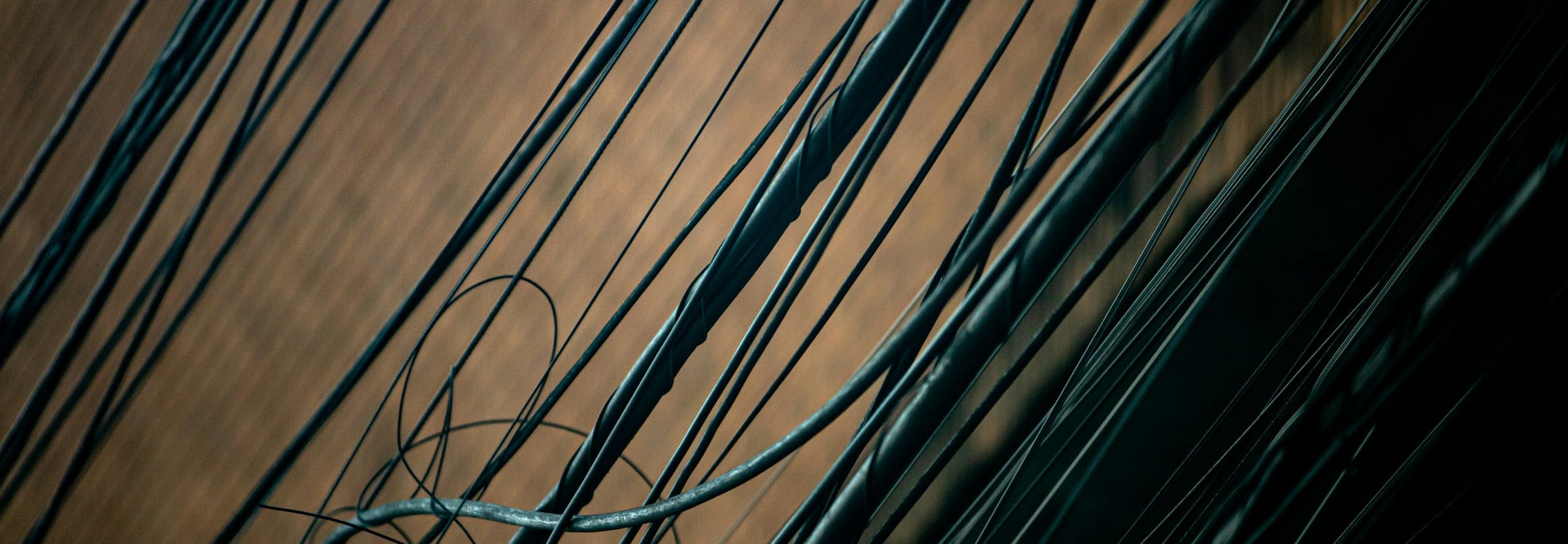 electrical signal lines with noisy tangle