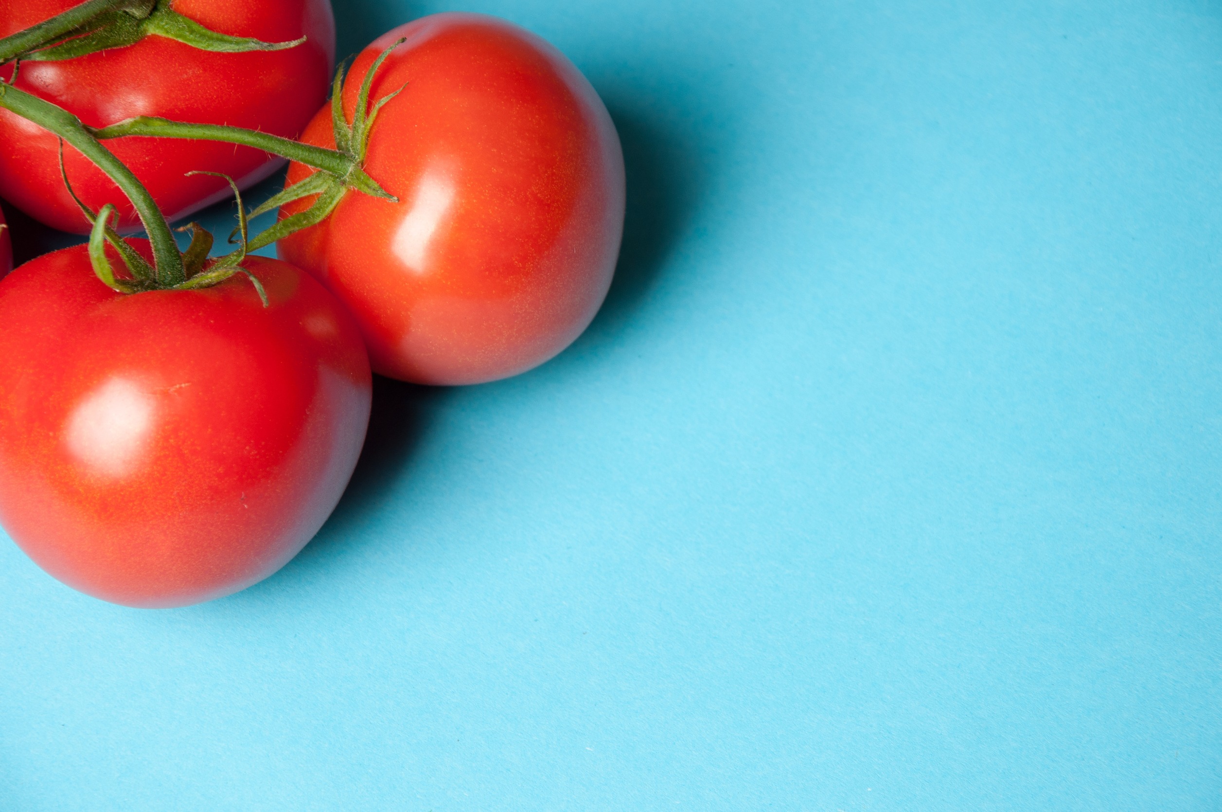 Tomatoes or Tomato's? Demystifying the Correct Plural Spelling in English