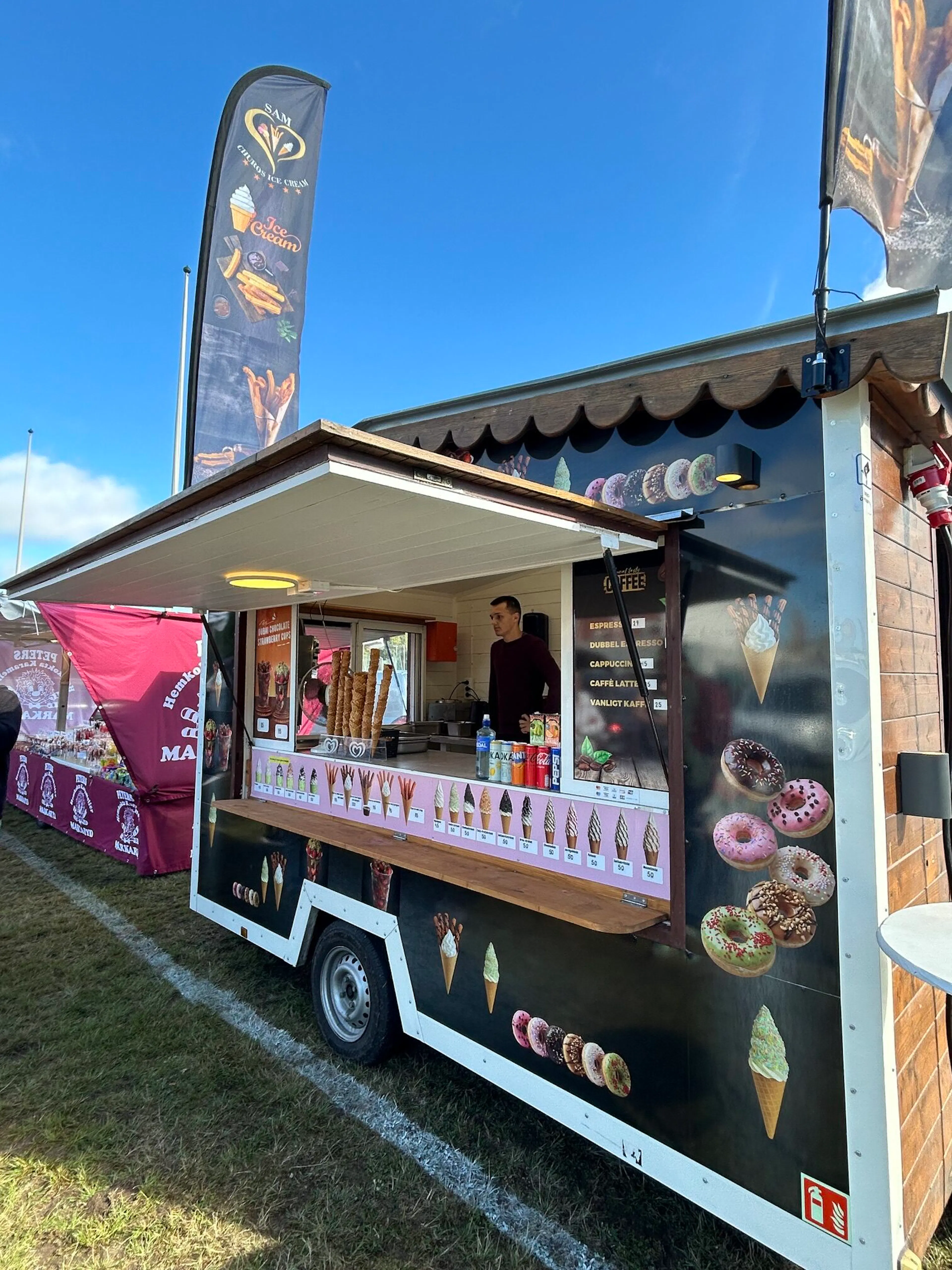 Streetfood Sams vagn för churros, glass och kaffe på ett festivalområde