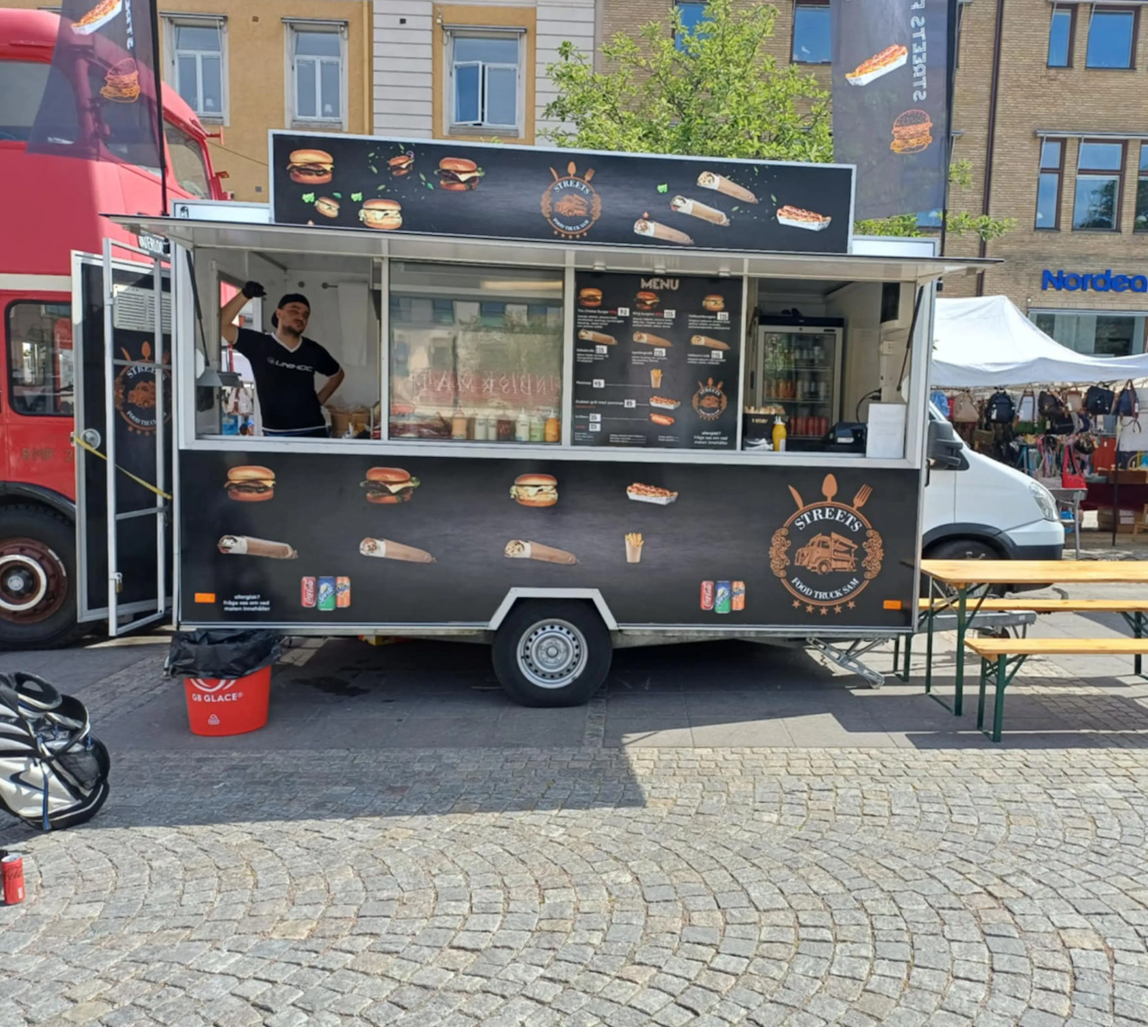 Streetfood Sams foodtruck på ett torg med uteservering