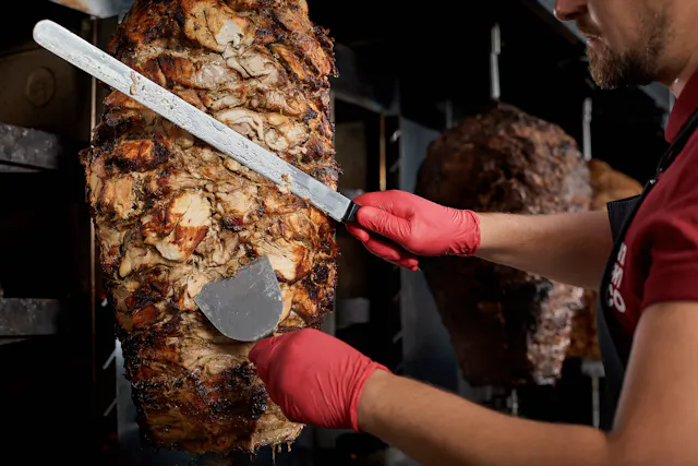 Kebab skärs direkt från grillspettet