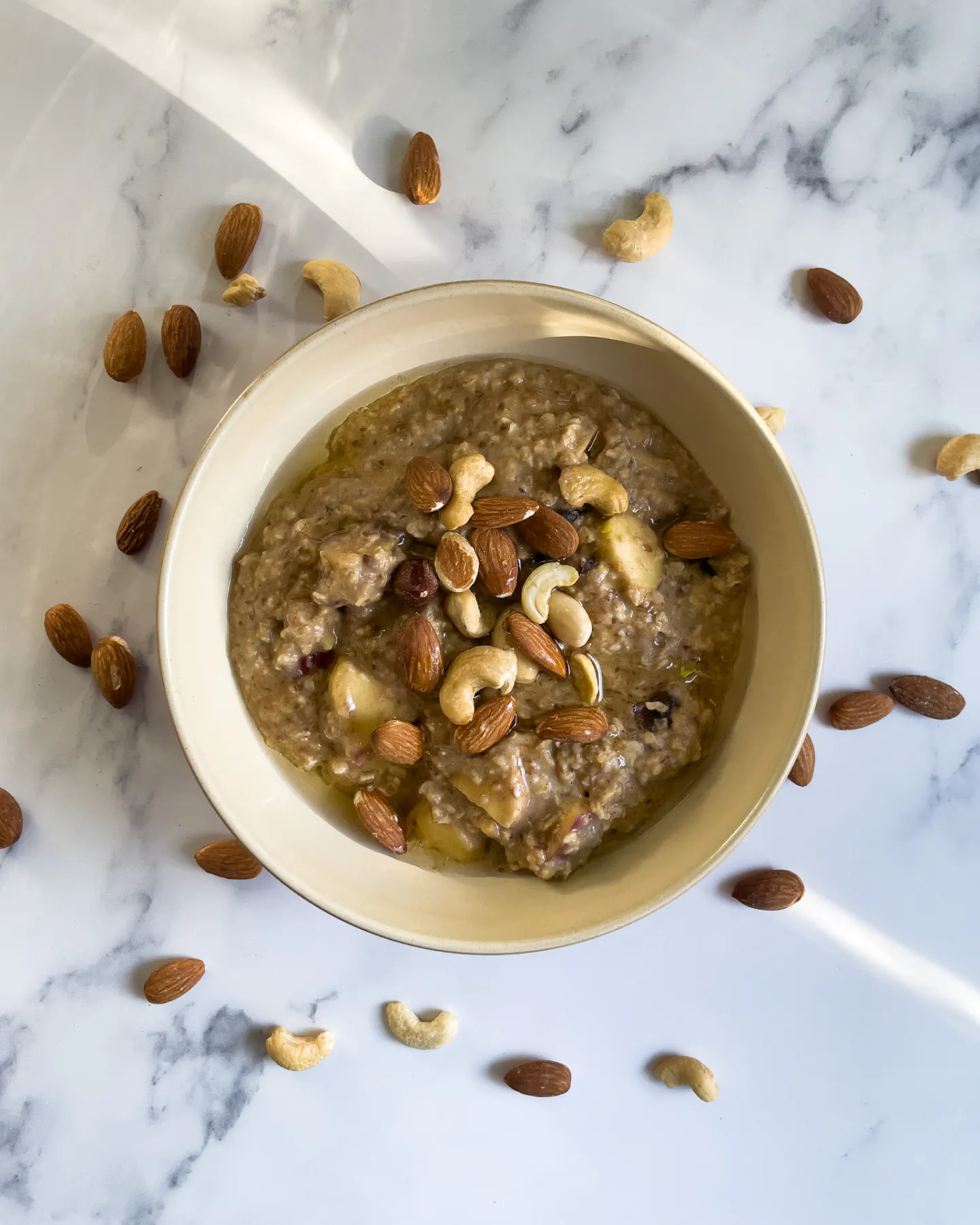 Nutty, apple & date porridge - Stryve