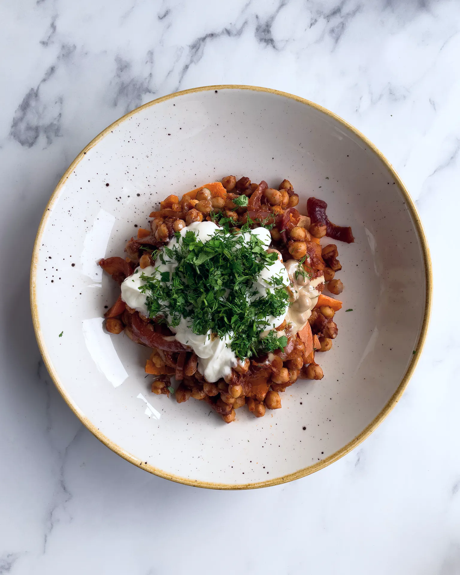 Harissa chickpeas with sweet potato & yogurt - Stryve