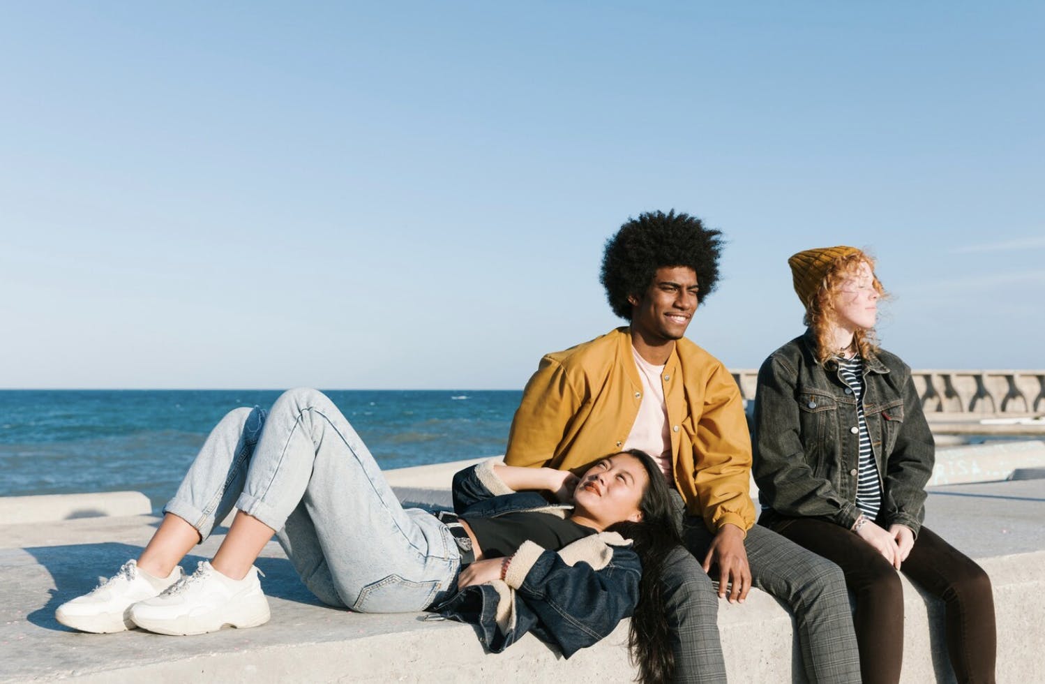 Jonge mensen kijkend in de verte