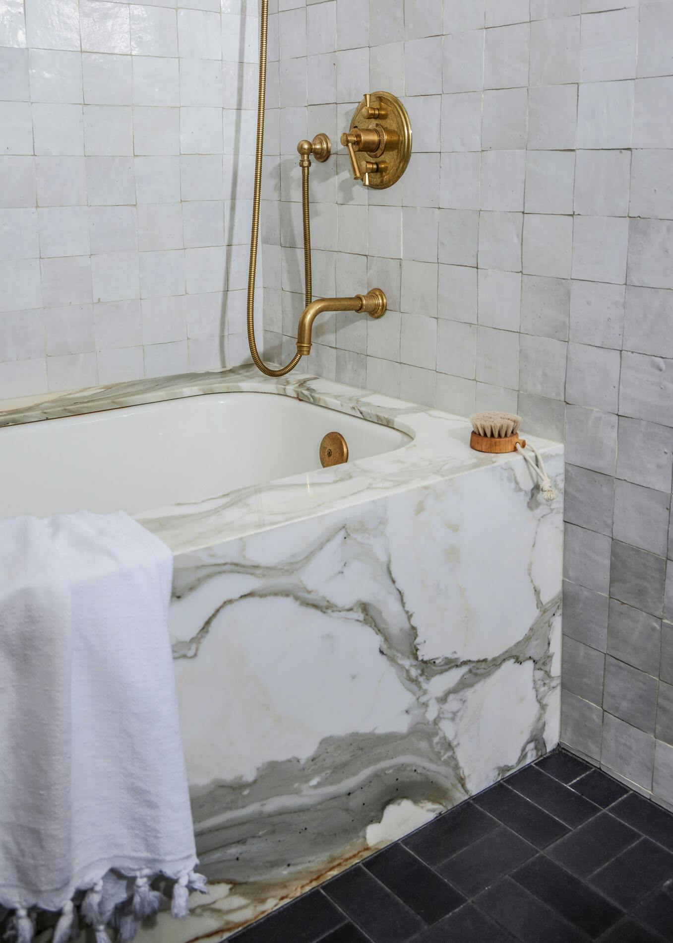 Bathroom marble tub