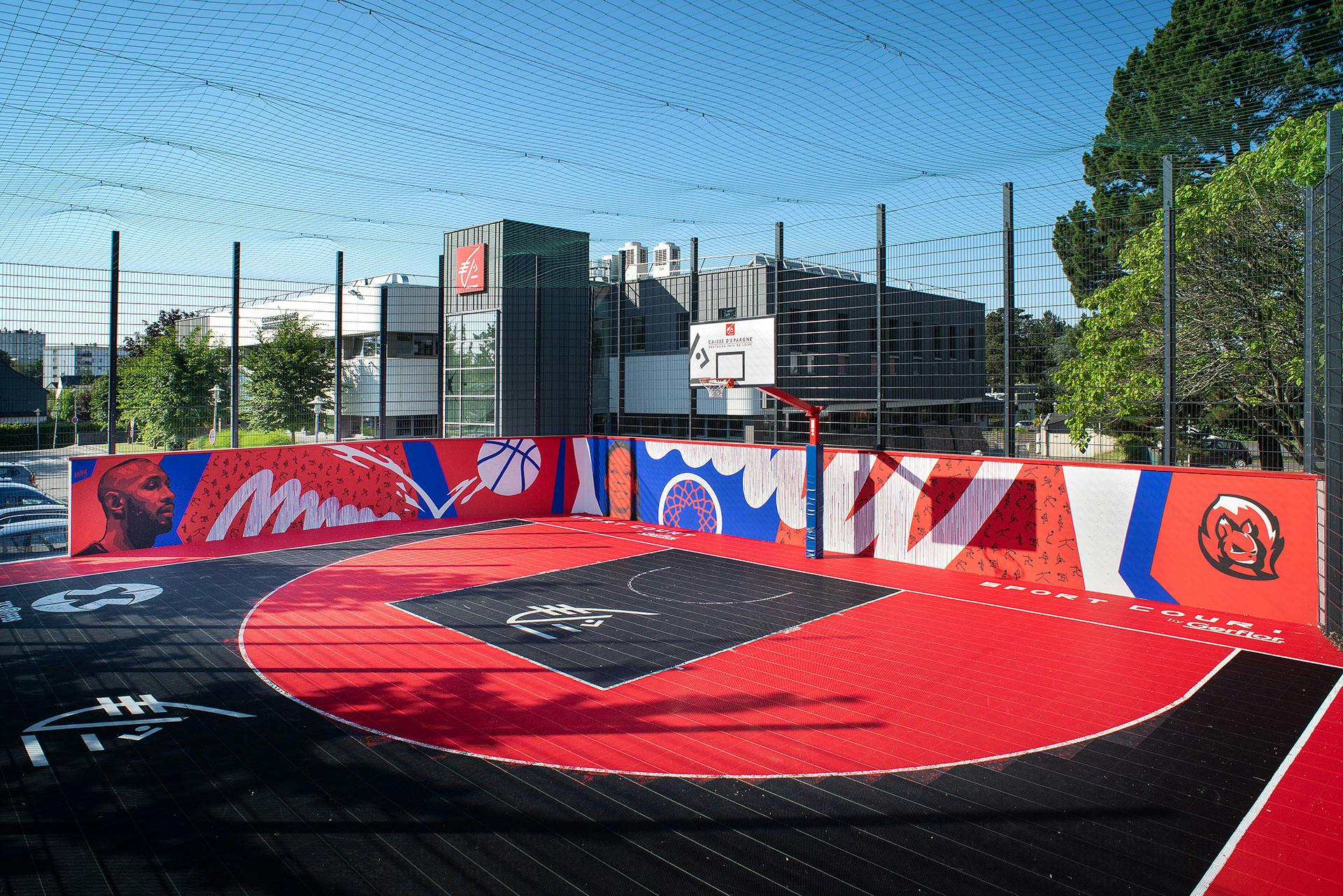 Photo d'un terrain de basket réinterprété grâce au street art par l'agence de design graphique Studio Katra.