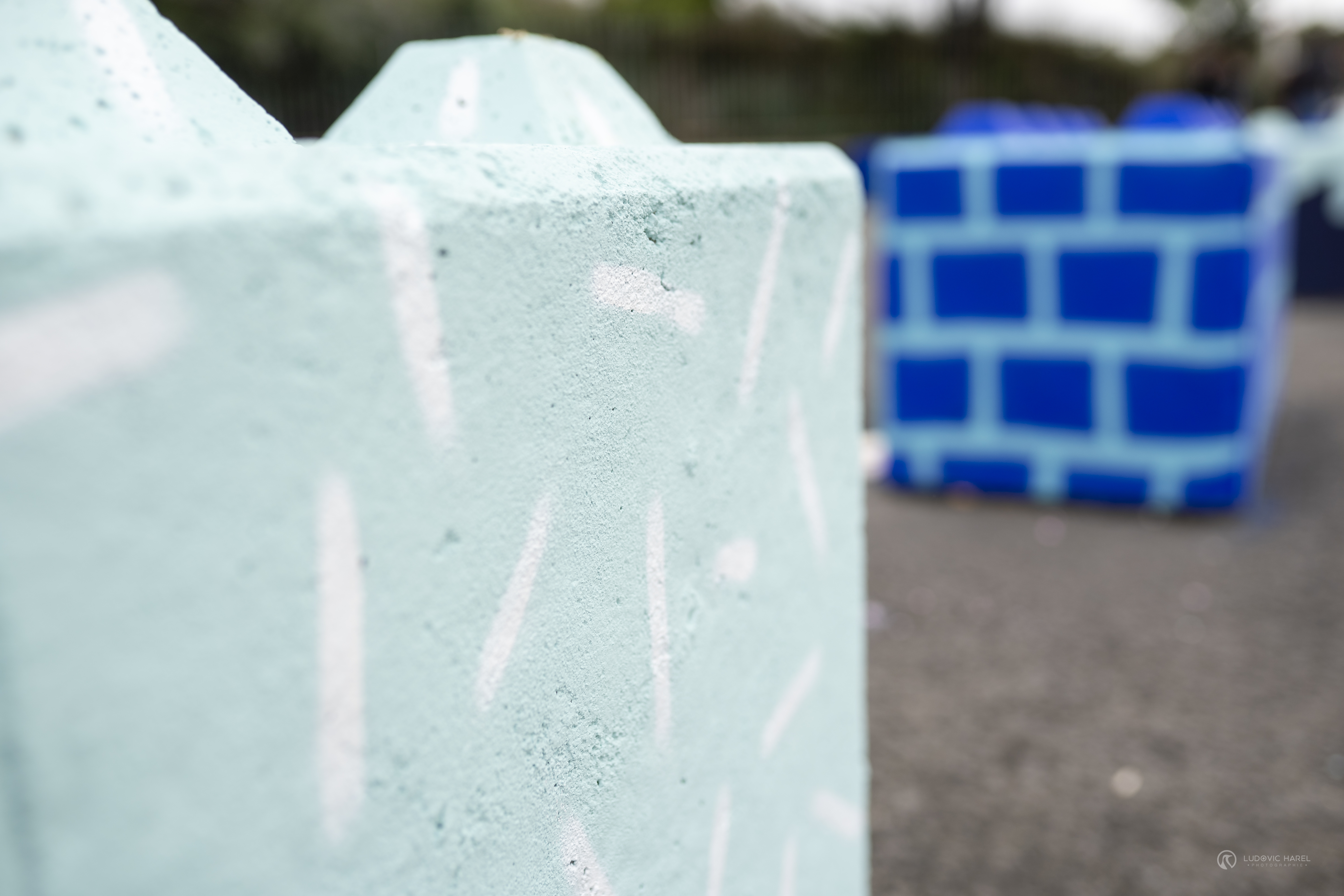 Focus sur un bloc de béton à l'entrée de l'événement Transfert.