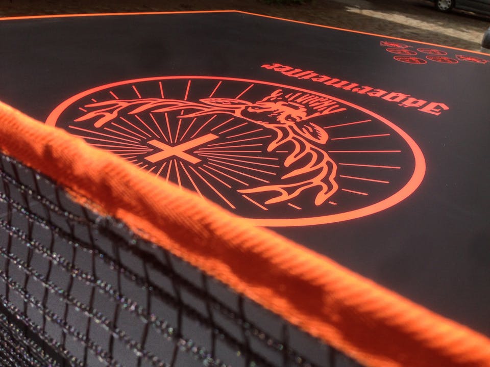 Plan rapproché sur le filet de la table de bière-pong Jägermeister créée par les designers produits de Studio Katra. 