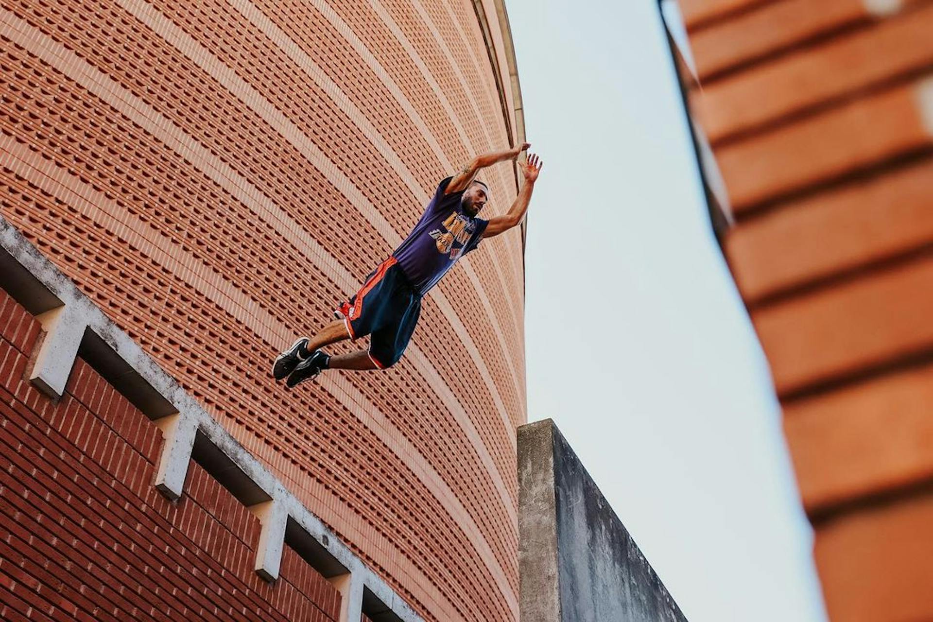 Un traceur sautant d'un mur à l'autre à Evry-Courcouronnes grâce à l'Art du Déplacement.