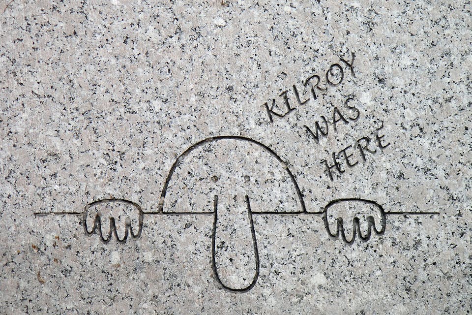 La signature "Kilroy was here", présente sur le National World War II Memorial de Washington.