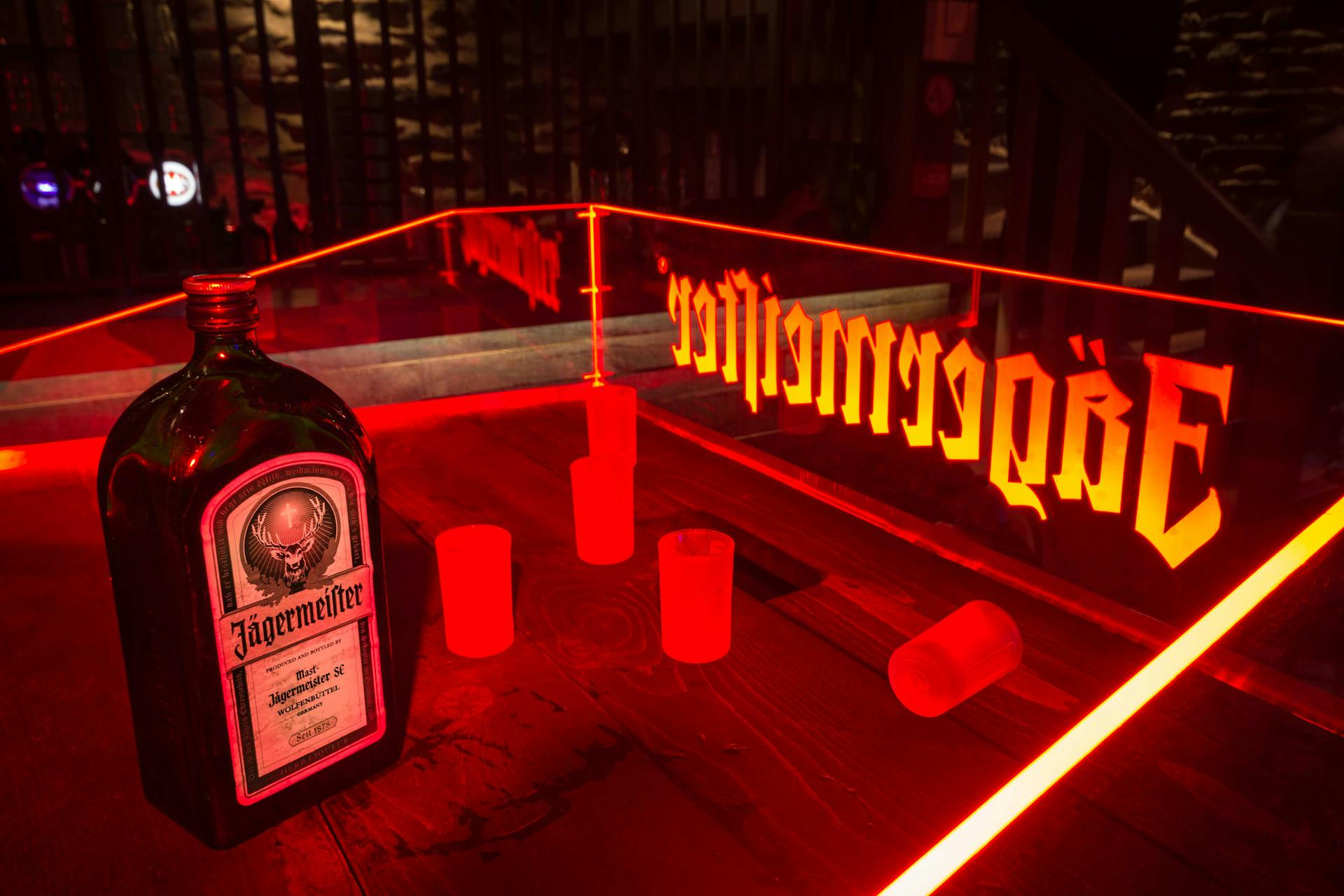 Design produit d'une cabine de DJ Jägermeister réalisé par Studio Katra. La cabine supporte une bouteille de liqueur Jägermeister et des verres à shooters.