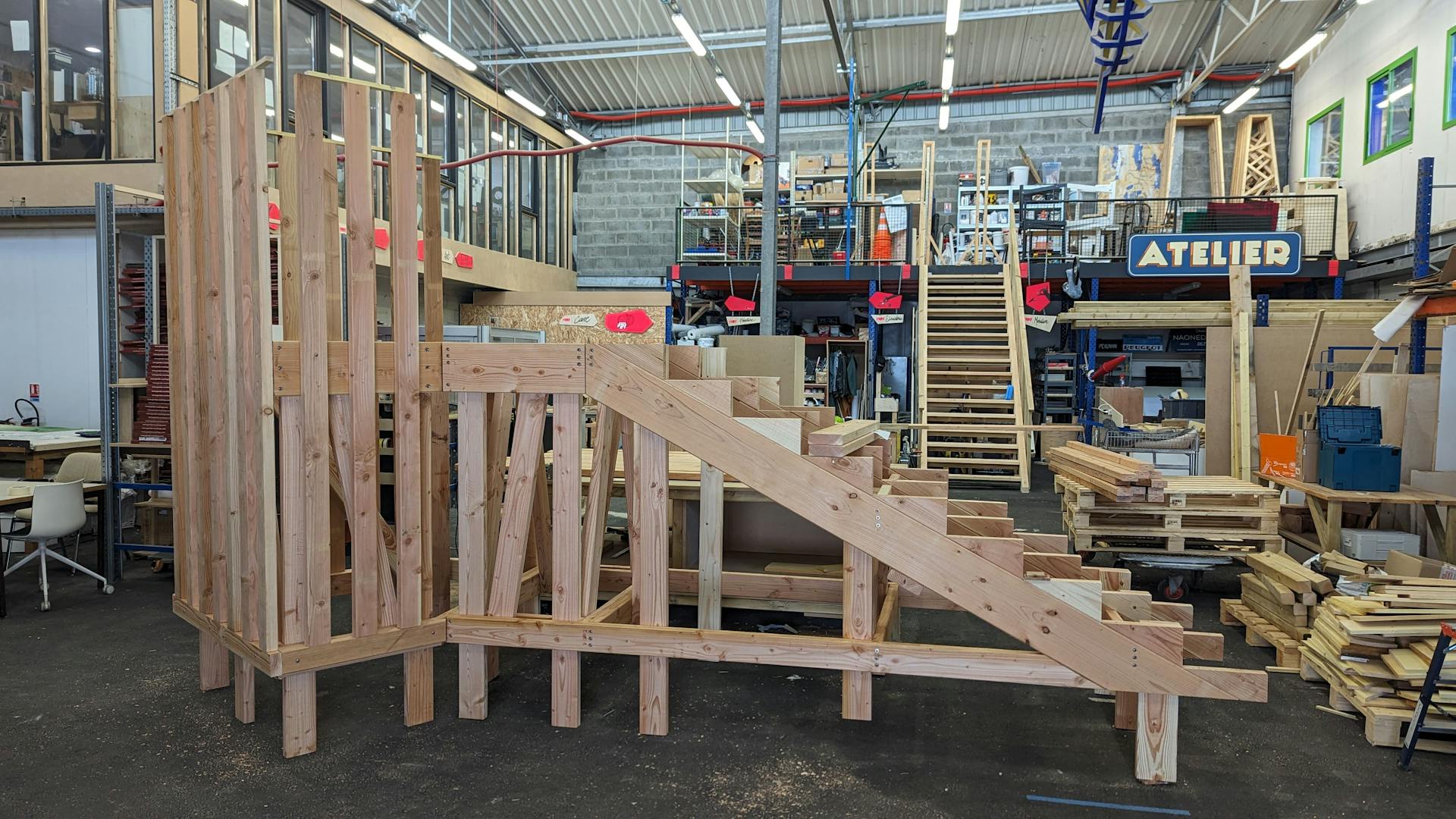 Fabrication au sein des ateliers du FAAT d'un promontoire en bois par les équipes de designers du Studio Katra.