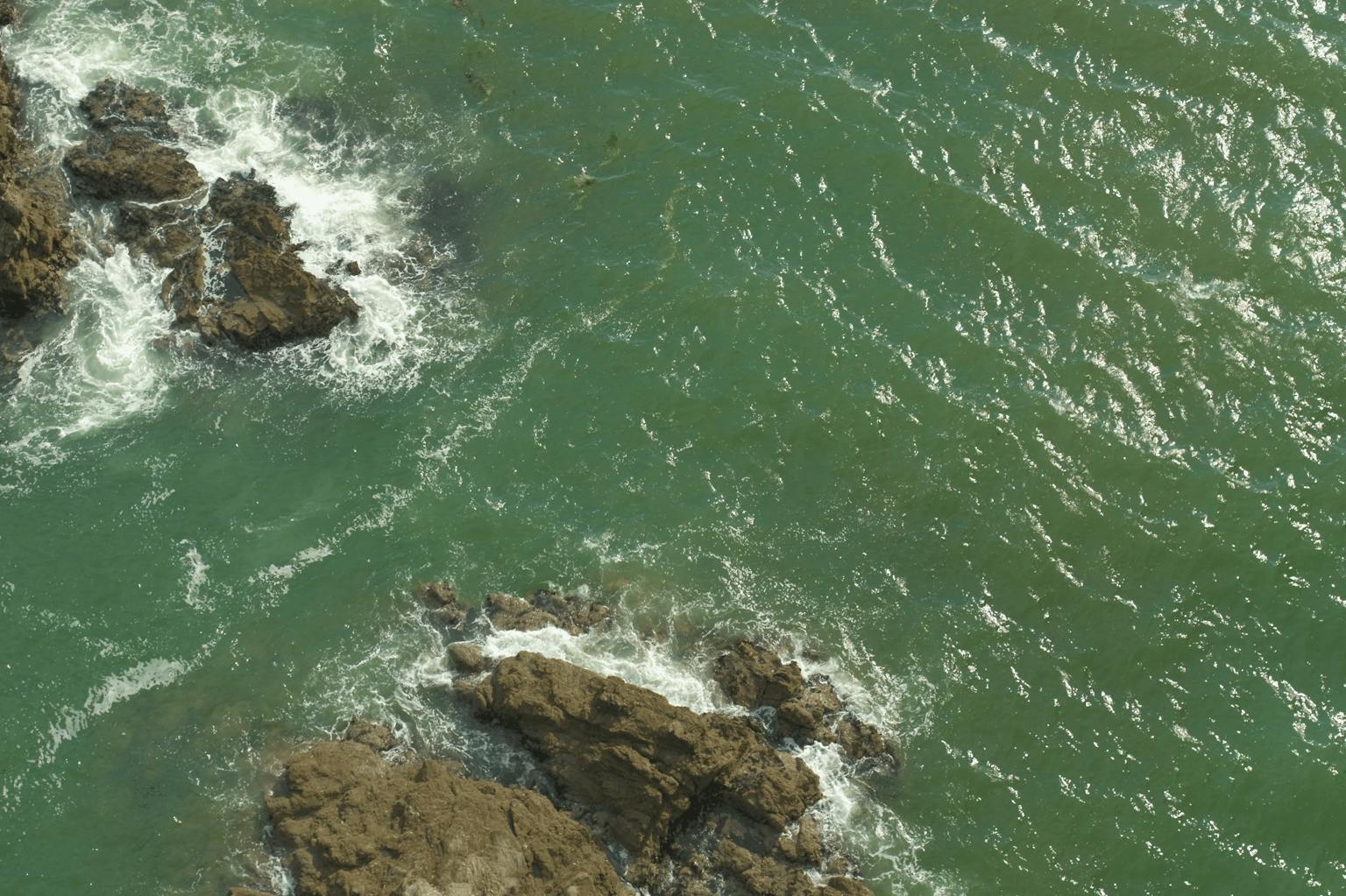 Photo d'un rivage, prise d'un point de vue aérien.