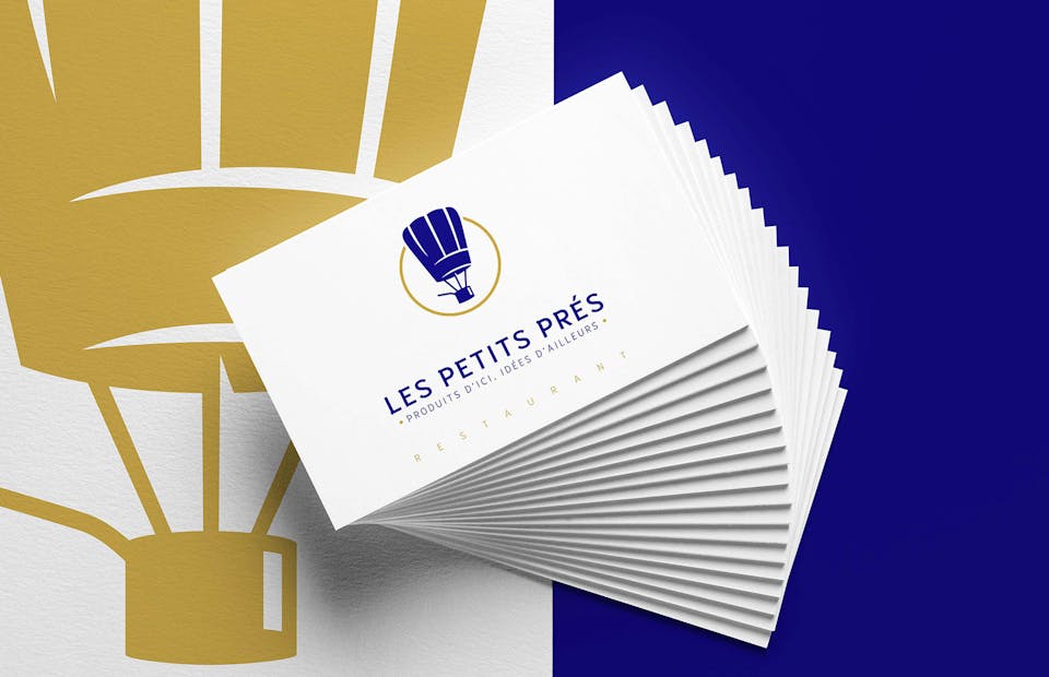 Mockup d'une carte d'entreprise arborant le nouveau logo de "Les Petits Prés", restaurant de Samuel Albert.