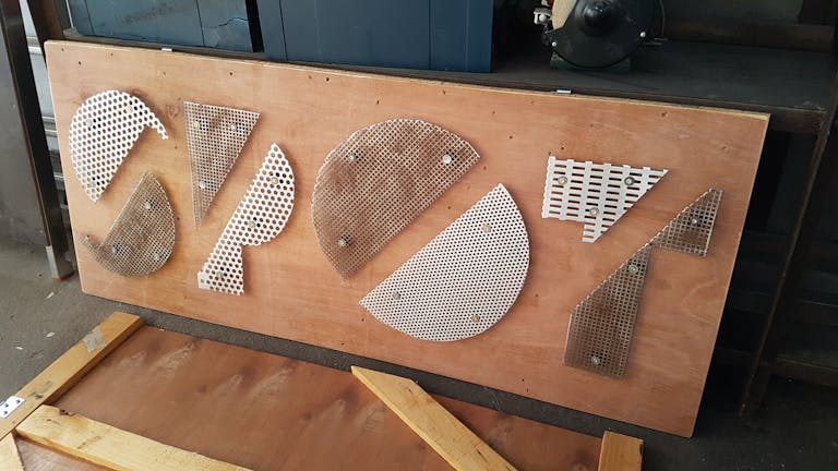 Enseigne de SPOT 2017, intégrant le design d'espace de ce festival nantais.