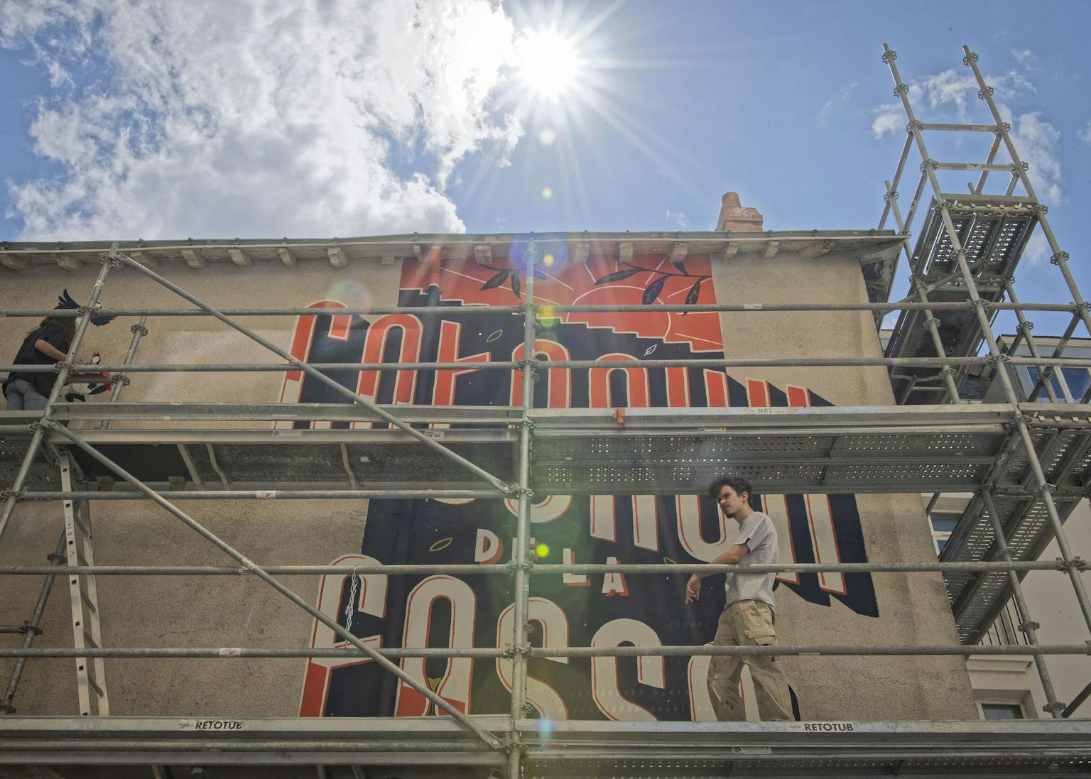 L'inscription "Coteaux de la Fosse" en cours de finition sur la fresque murale du Studio Katra.