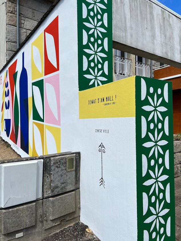 Focus sur les patterns de motifs présents sur la fresque à proximité des commerces de Loudéac.