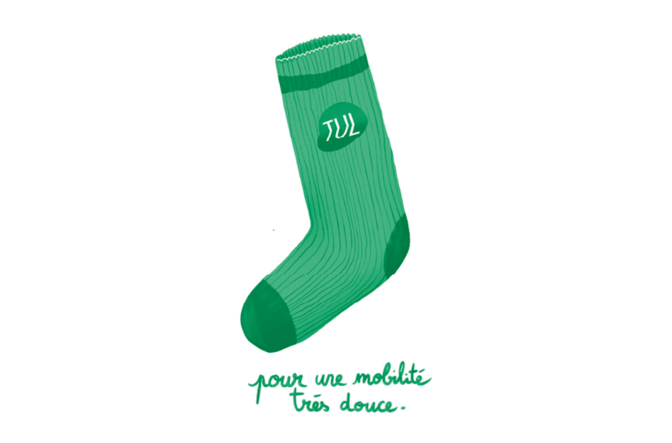 Illustration d'une chaussette à l'effigie des services de transports Lavallois. Un slogan est écrit "pour une mobilité très douce".