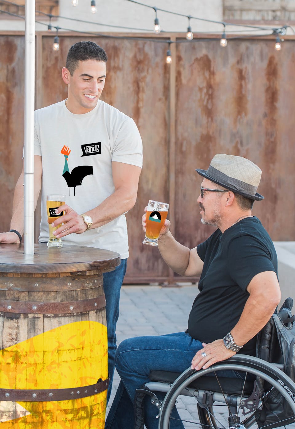 Deux personnes dégustent à une terrasse des bières V and B.