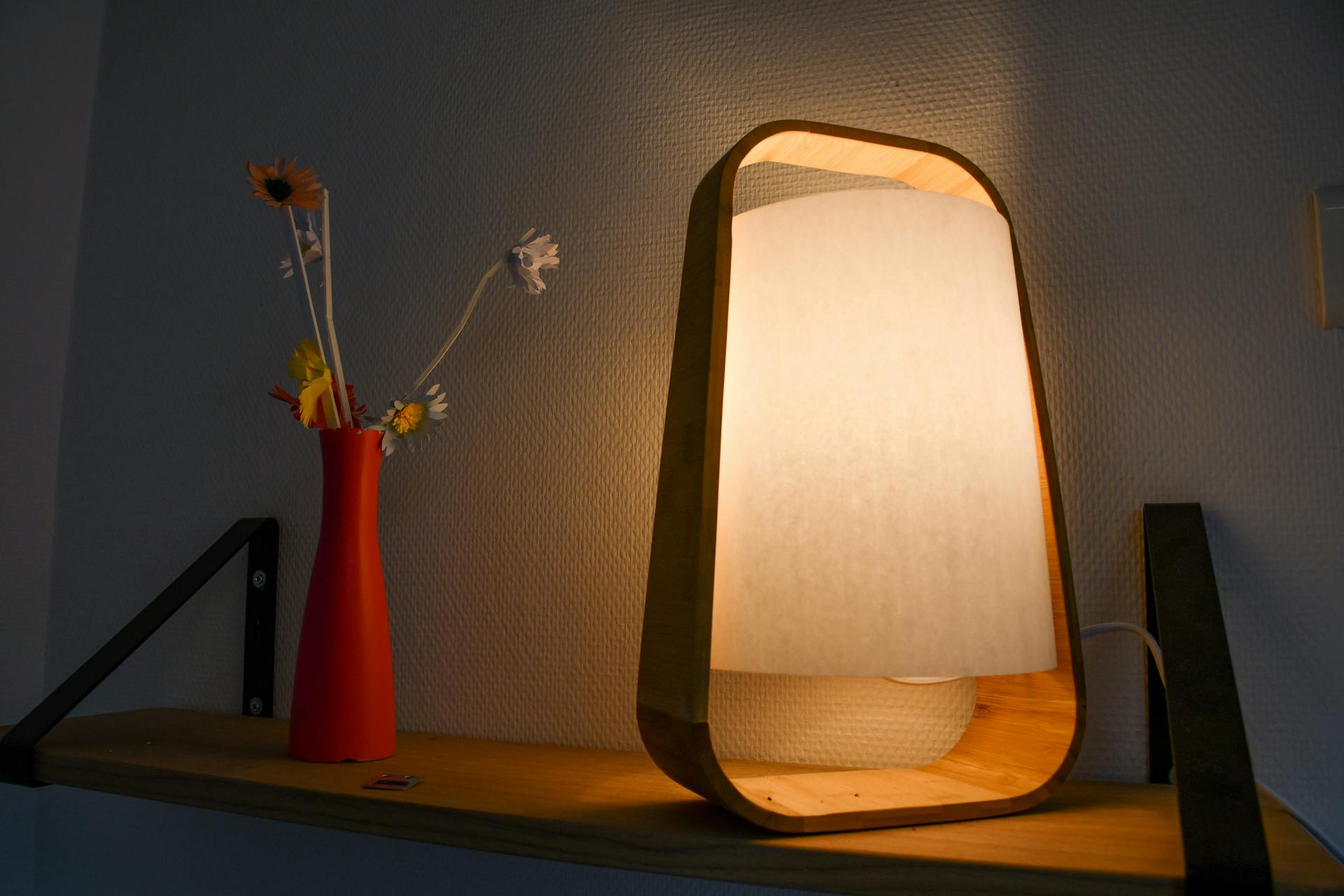 Une lampe à la lumière tamisée, présente sur les étagères du CHU de Montpellier.