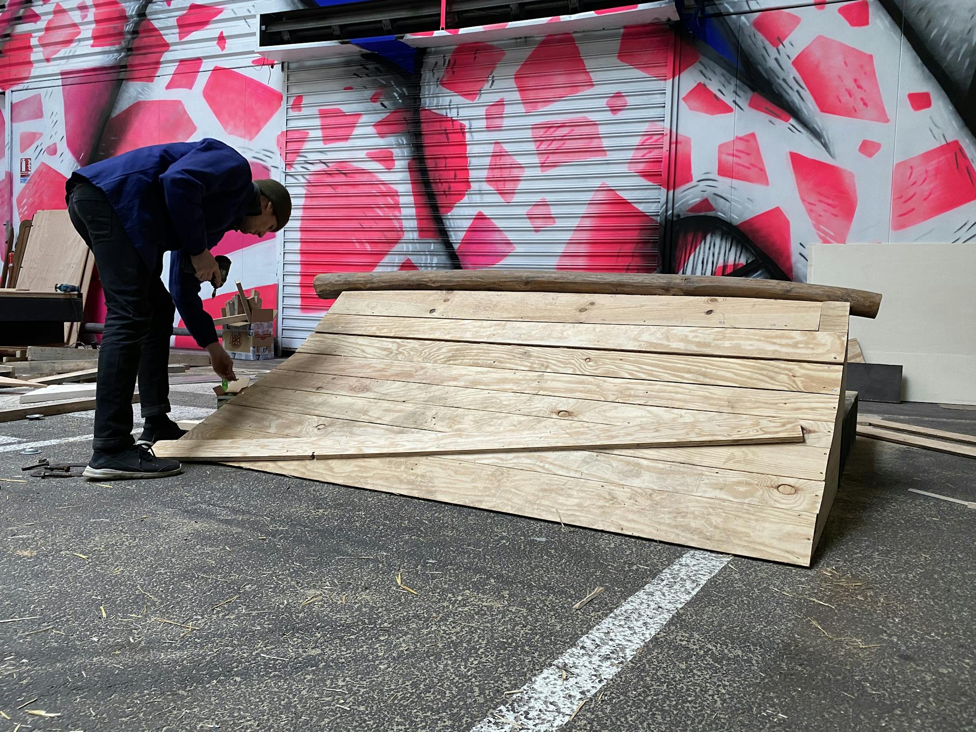 Assemblage d'un module de skate en bois.