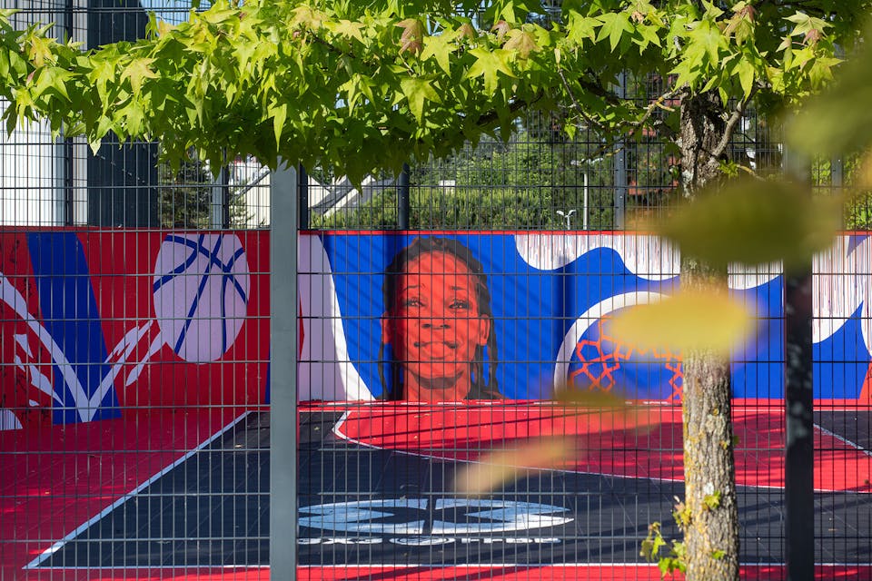 Le portrait de Marielle Amant prit en photo depuis l'extérieur du terrain de basket Caisse d'épargne.