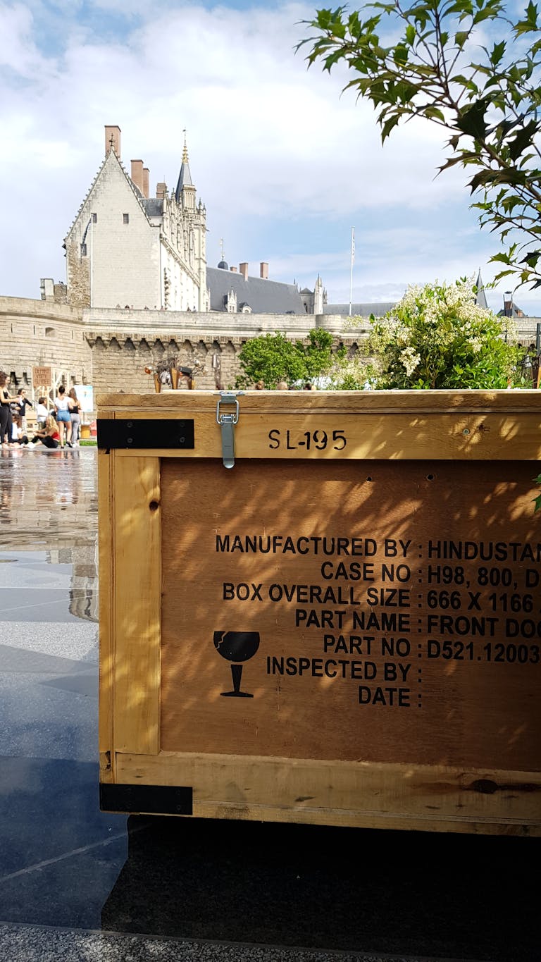Des caissons de bois transformés en assises pour SPOT Nantes par le Studio Katra.