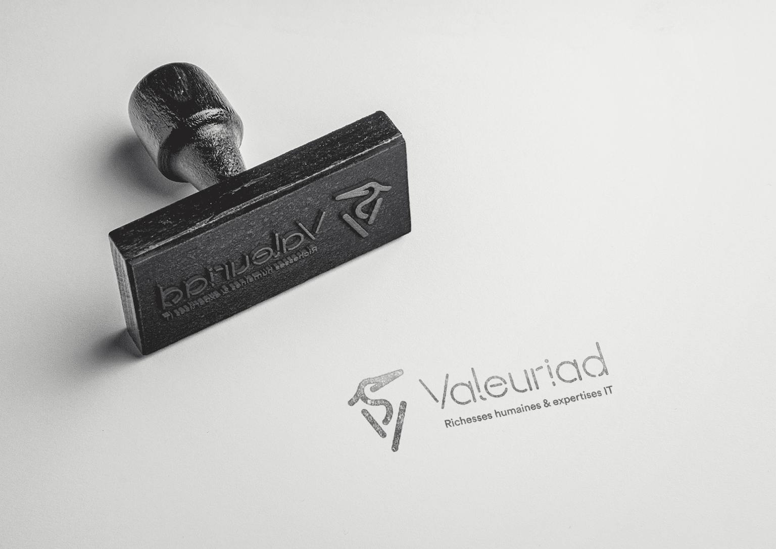 Mockup d'un tampon arborant le nouveau logo de Valeuriad, créé par le Studio Katra.