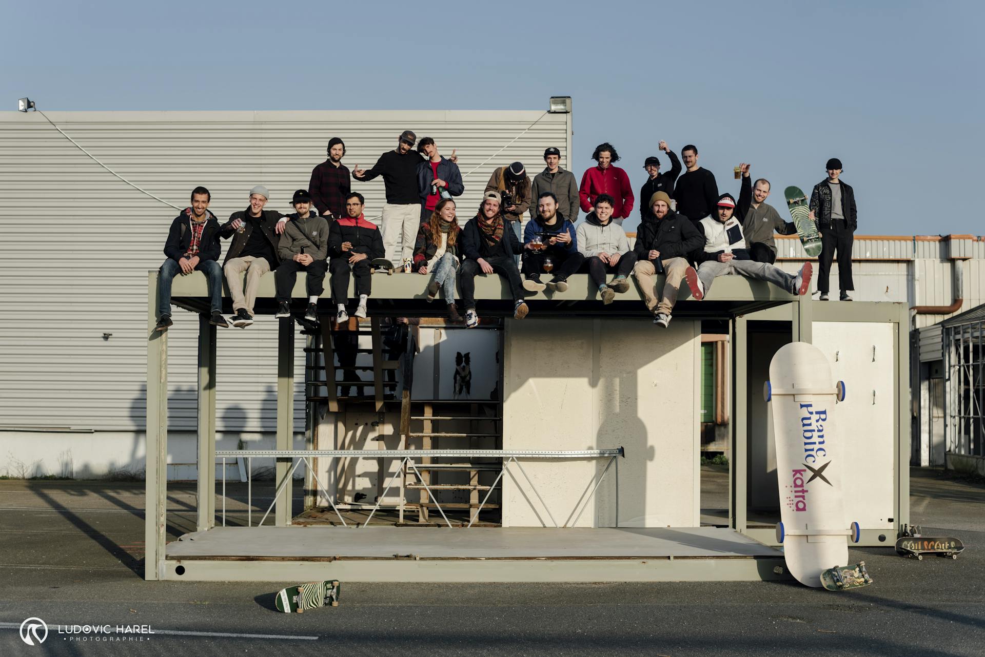 Communauté nantaise de skate et équipe du Studio Katra, photographiés sur la toiture d'un local.
