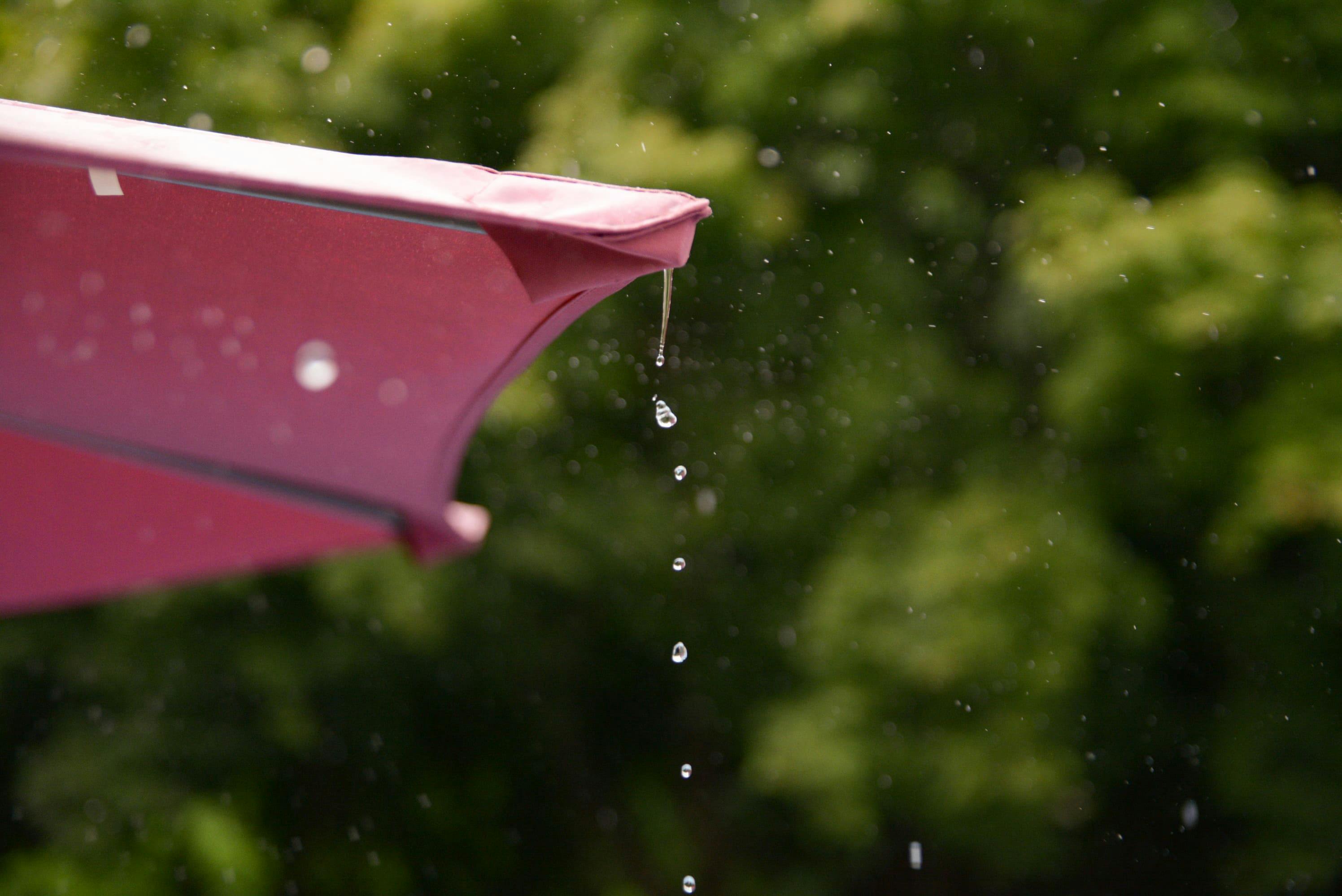 Des gouttes d'eau s'écoulant d'une gouttière.