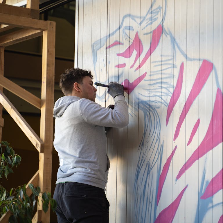 Réalisation d'une peinture murale de tigre.