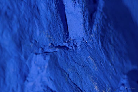 Plan macro d'un rocher peint en bleu.