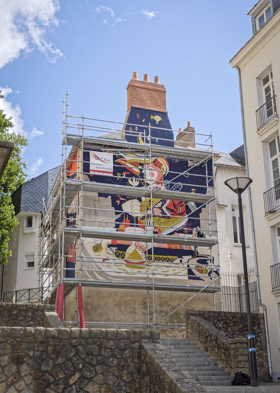 La fresque murale "Kairos, le moment opportun" en cours de réalisation.