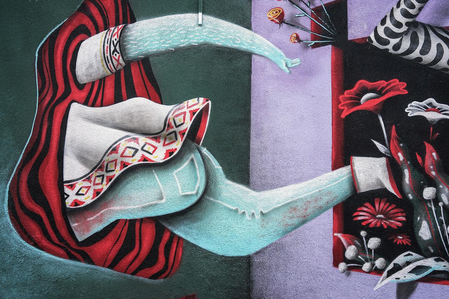 Une partie de la peinture murale de Cluj-Napoca représentant un personnage franchissant un portail dimensionnel.