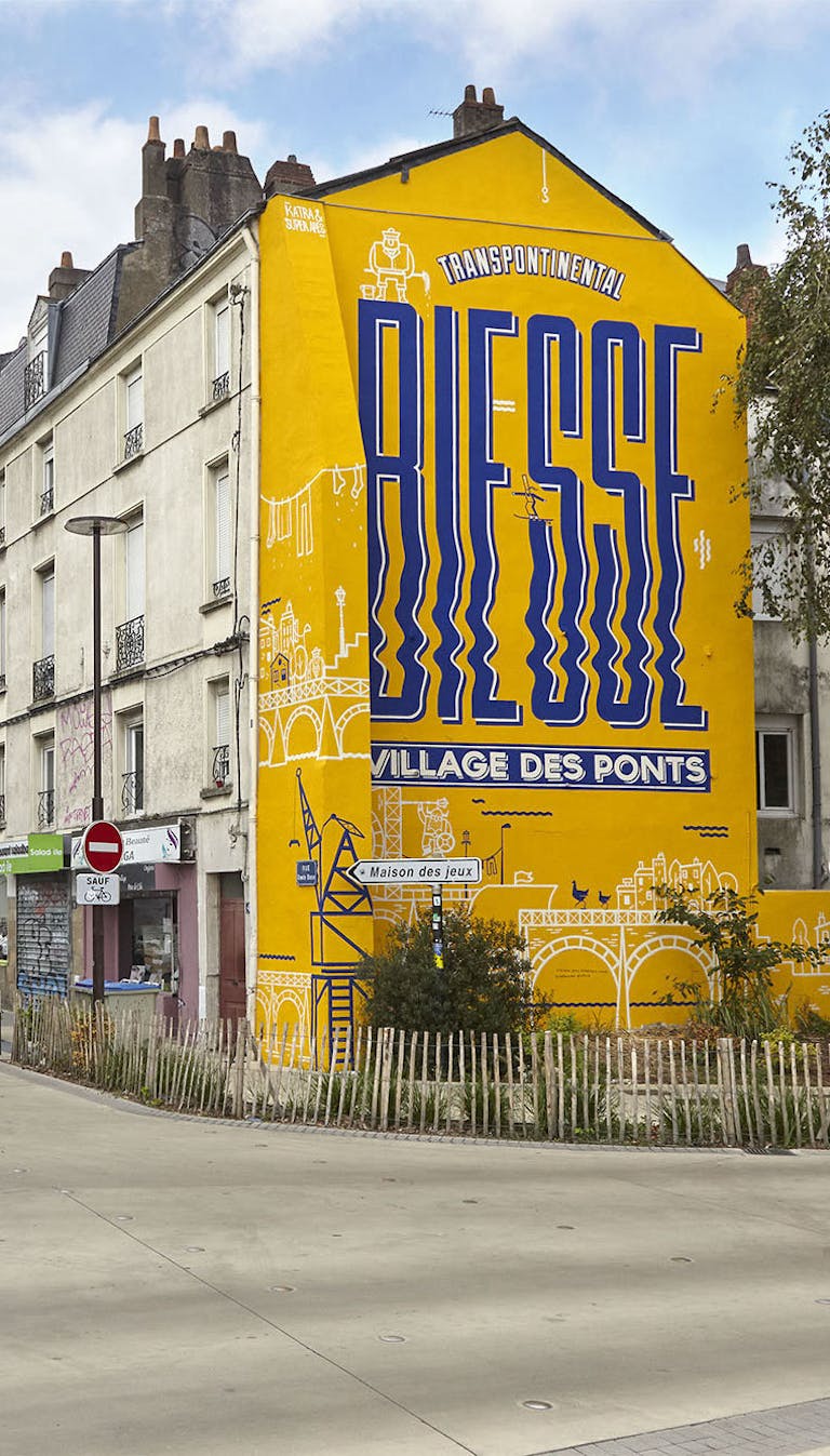 Street art façade de bâtiment aux couleurs de la nouvelle identité visuelle de la rue Biesse Nantes.