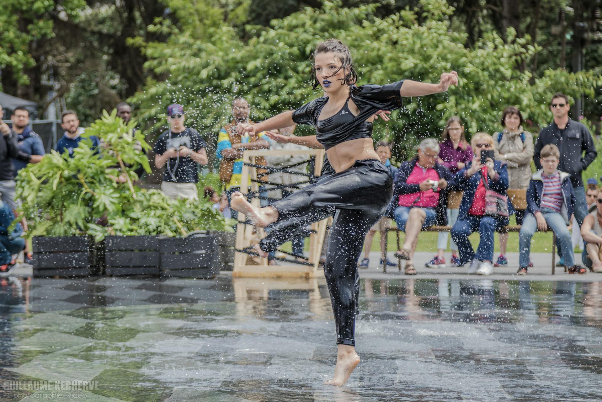 Jeune femme dansant sur l'eau lors du festival SPOT à Nantes.