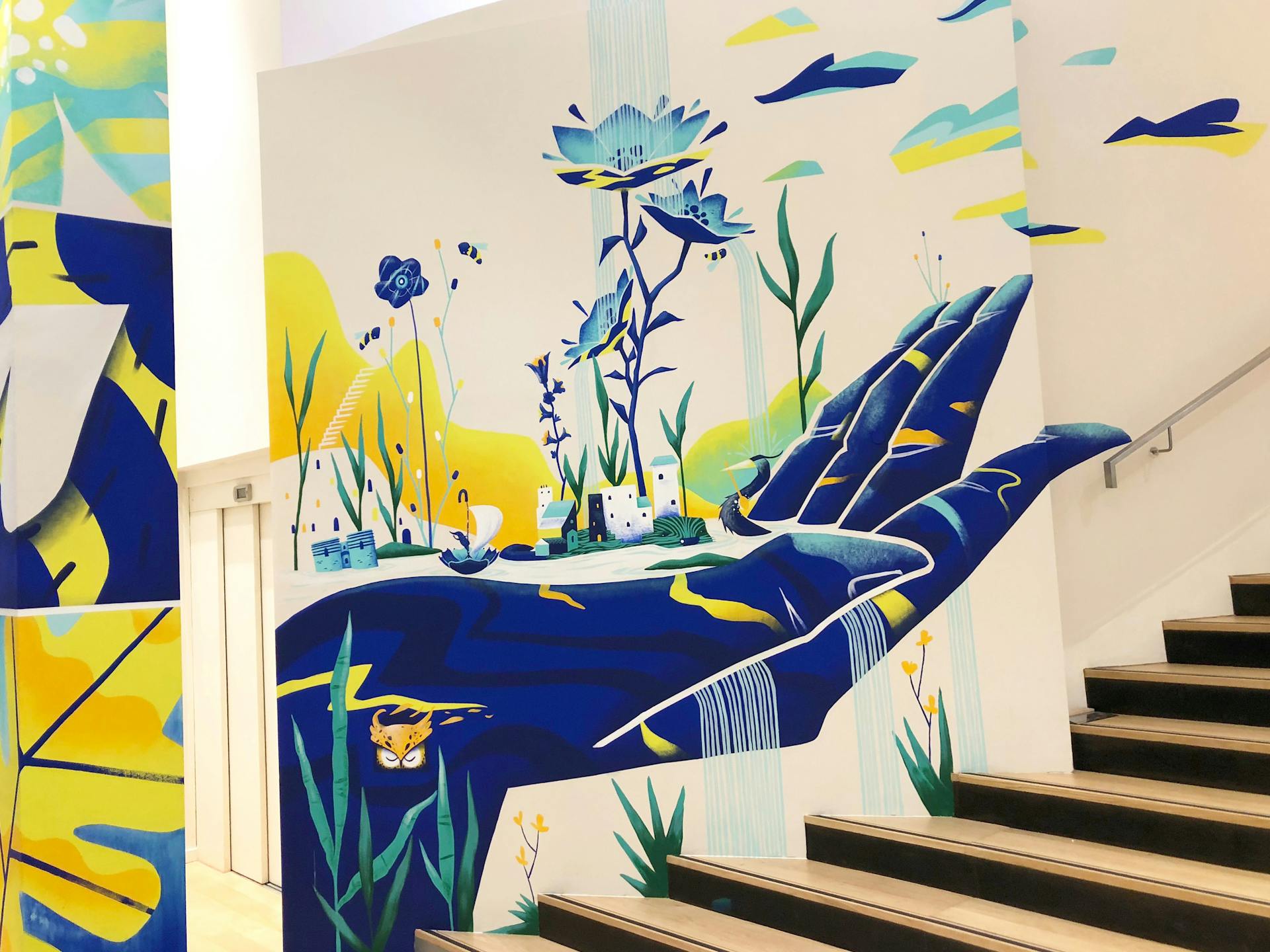 Projet de peinture mural au sein d'une Biocoop à Angers. Représentation de la faune et e la flore au creux d'une main.