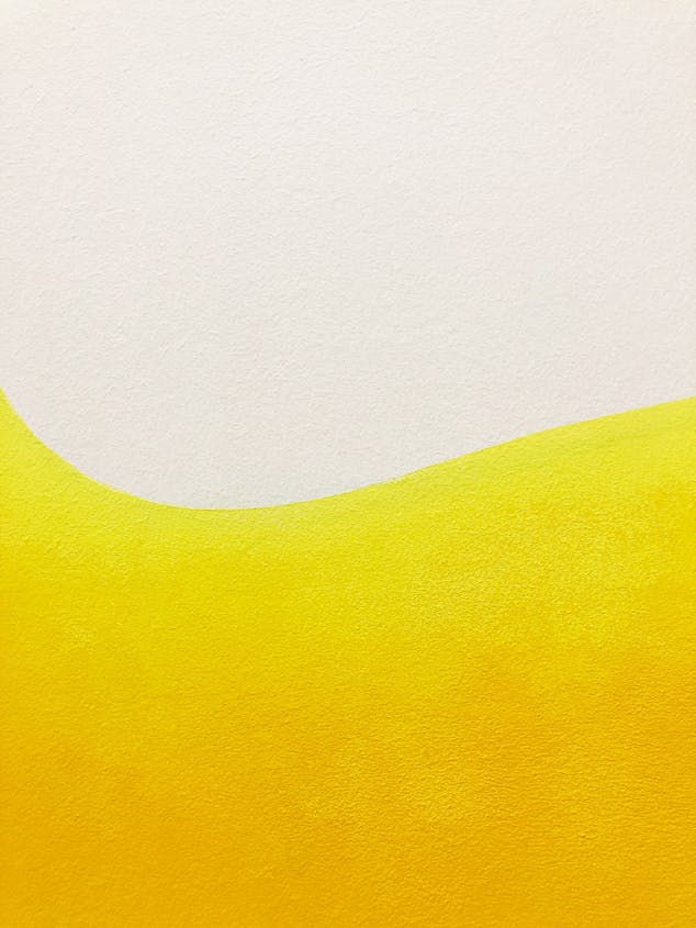 Détails d'une fresque murale. Courbe dégradée de couleur jaune.