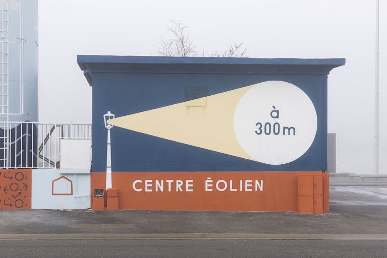 Eol, le premier centre éolien de France, symbolisé via une fresque murale du Studio Katra.
