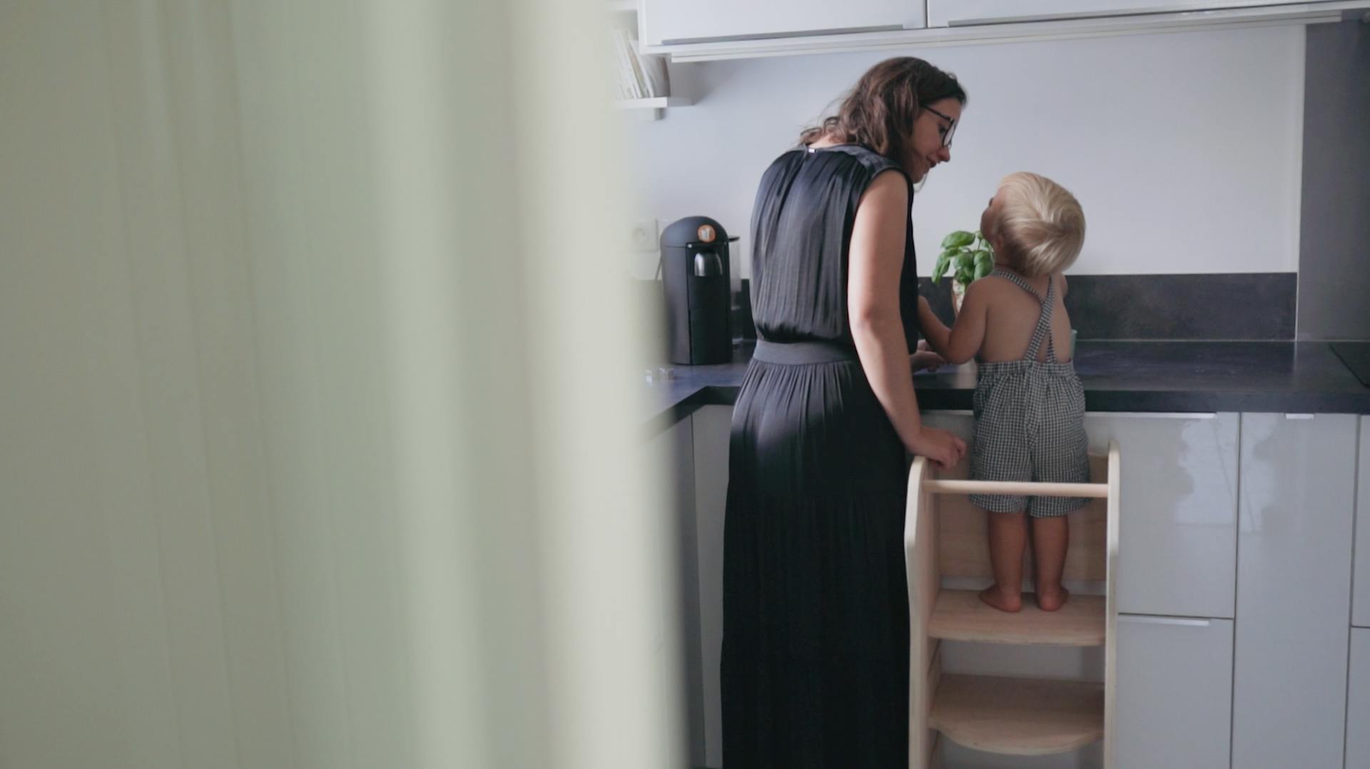 Une mère et son enfant utilisent Lol'Up dans une cuisine.