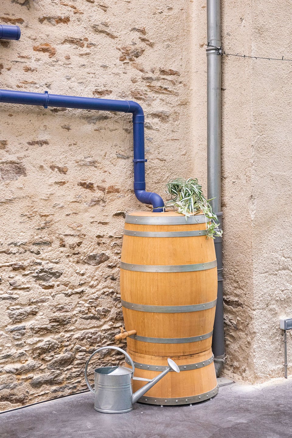 Le récupérateur d'eau des locaux de Valeuriad, pensé par l'agence de design Studio Katra, dont la gouttière s'achève au dessus d'un baril.