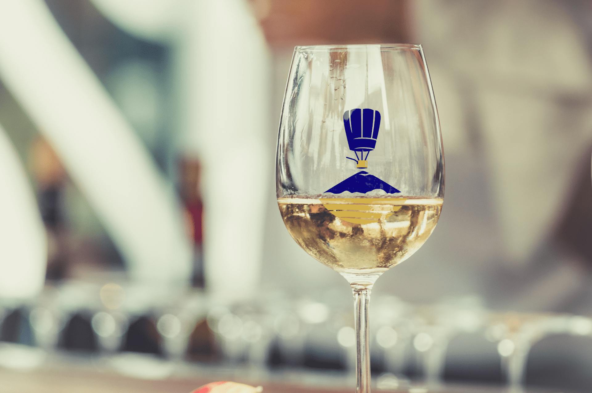 Mockup d'un verre de vin arborant le nouveau logo de "Les Petits Prés", restaurant de Samuel Albert.
